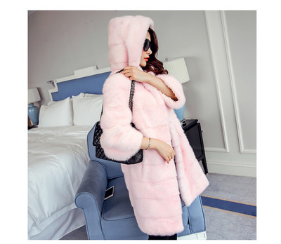 Μακρύ γυναικείο παλτό με όμορφη και άνετη κουκούλα