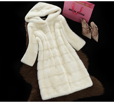 Μακρύ γυναικείο παλτό με όμορφη και άνετη κουκούλα