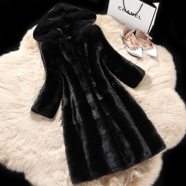 Μακρύ γυναικείο παλτό με όμορφη και άνετη κουκούλα