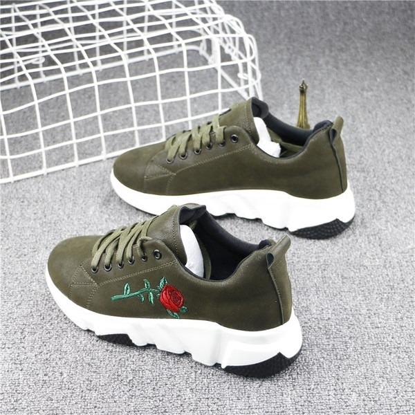 Casual γυναικεία αθλητικά πάνινα παπούτσια με κεντημένο τριαντάφυλλο -  σε μαύρο και πράσινο χρώμα