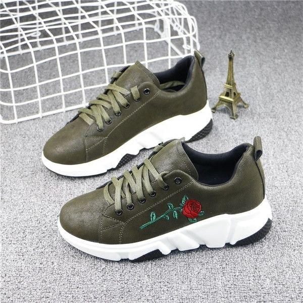 Casual γυναικεία αθλητικά πάνινα παπούτσια με κεντημένο τριαντάφυλλο -  σε μαύρο και πράσινο χρώμα