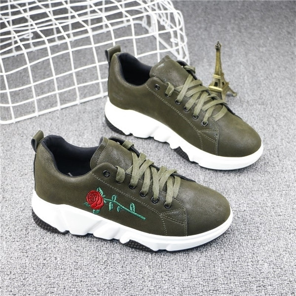 Casual γυναικεία αθλητικά πάνινα παπούτσια με κεντημένο τριαντάφυλλο -  σε μαύρο και πράσινο χρώμα