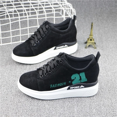 Κομψά αθλητικά γυναικεία παπούτσια με ψηλά πέλματα και κεντήματα