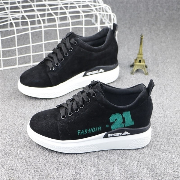 Κομψά αθλητικά γυναικεία παπούτσια με ψηλά πέλματα και κεντήματα