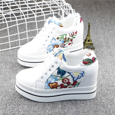 Ενδιαφέρουσες και κομψές γυναικείαπαπούτσια με κεντημένα λουλούδια