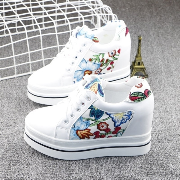 Ενδιαφέρουσες και κομψές γυναικείαπαπούτσια με κεντημένα λουλούδια