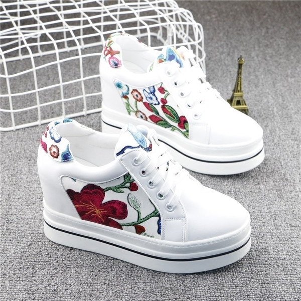 Ενδιαφέρουσες και κομψές γυναικείαπαπούτσια με κεντημένα λουλούδια