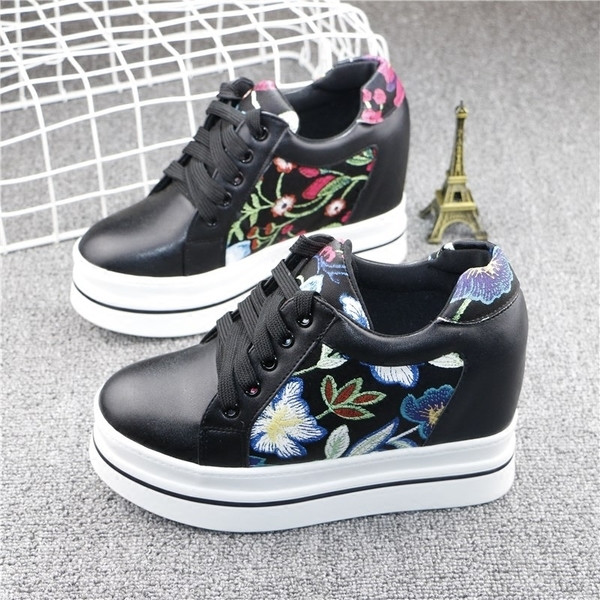 Ενδιαφέρουσες και κομψές γυναικείαπαπούτσια με κεντημένα λουλούδια