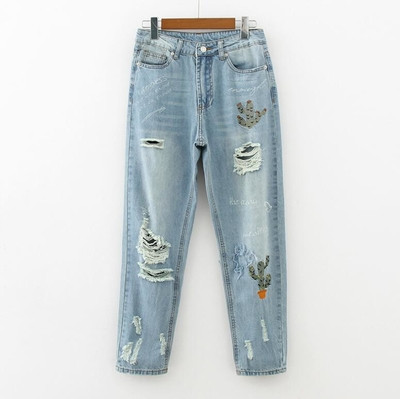 Μοντέρνα γυναικεία ζιν με ραμμένα γόνατα και κέντημα