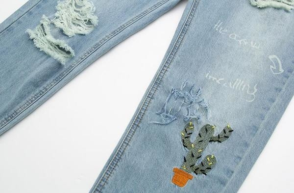 Μοντέρνα γυναικεία ζιν με ραμμένα γόνατα και κέντημα