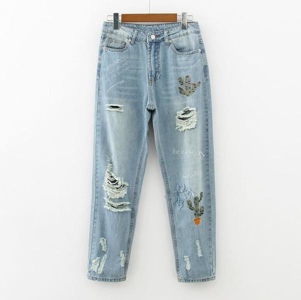 Μοντέρνα γυναικεία ζιν με ραμμένα γόνατα και κέντημα