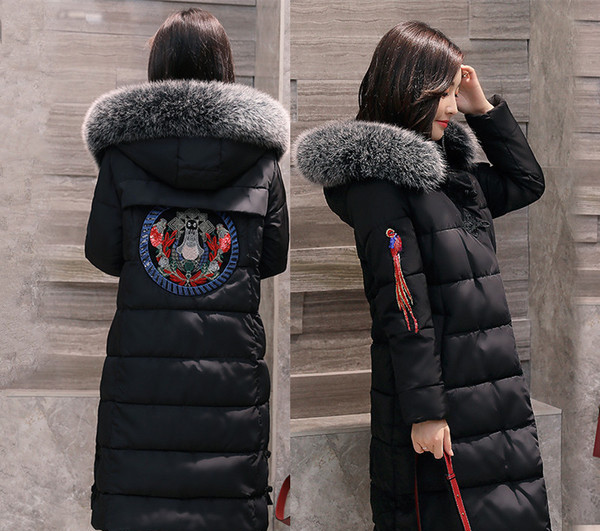 Ζεστό γυναικείο μπουφάν με με πολύχρωμες εφαρμογές και με κουκούλα 