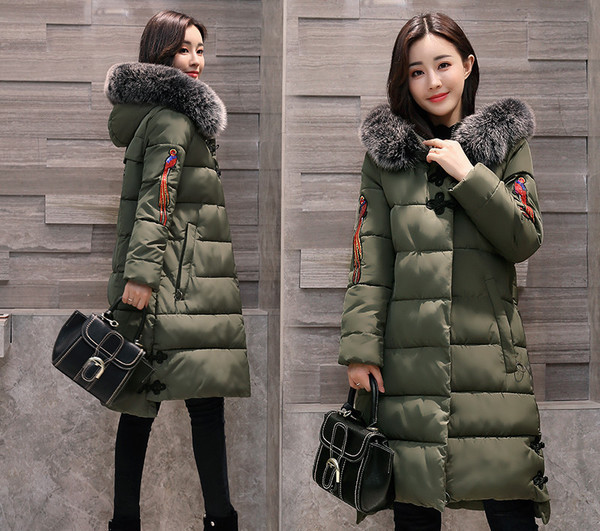 Ζεστό γυναικείο μπουφάν με με πολύχρωμες εφαρμογές και με κουκούλα 