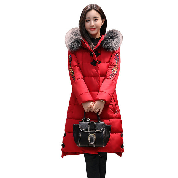 Ζεστό γυναικείο μπουφάν με με πολύχρωμες εφαρμογές και με κουκούλα 