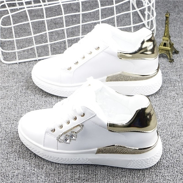 Γυναικεία αθλητικά παπούτσια  με κορδόνια