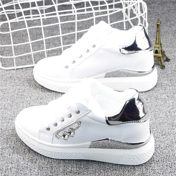 Γυναικεία αθλητικά παπούτσια  με κορδόνια