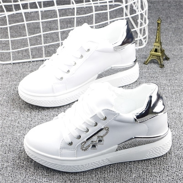 Γυναικεία αθλητικά παπούτσια  με κορδόνια