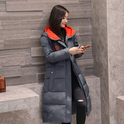 Μοντέρνο μακρύ γυναικείο μπουφάν με ζεστή επένδυση και πρακτική κουκούλα