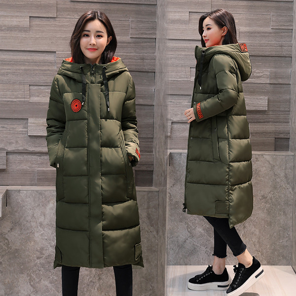 Μοντέρνο μακρύ γυναικείο μπουφάν με ζεστή επένδυση και πρακτική κουκούλα