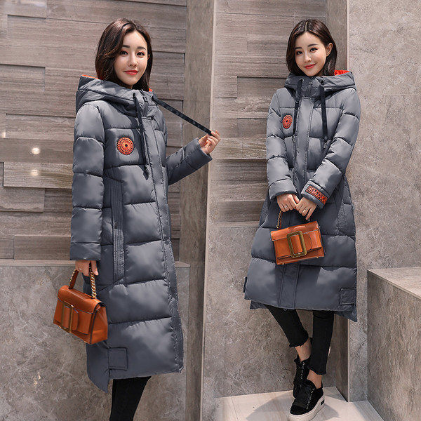 Μοντέρνο μακρύ γυναικείο μπουφάν με ζεστή επένδυση και πρακτική κουκούλα