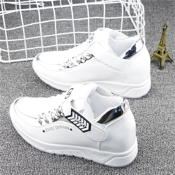 Κομψά γυναικεία παπούτσια με δεμένα μοτίβα