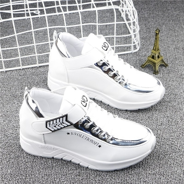 Κομψά γυναικεία παπούτσια με δεμένα μοτίβα