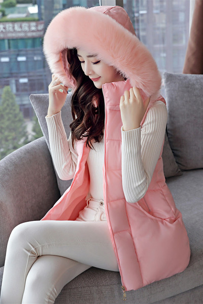 Σπορ κομψό γυναικείο γιλέκο με πολύ απαλή γούνα στην κουκούλα