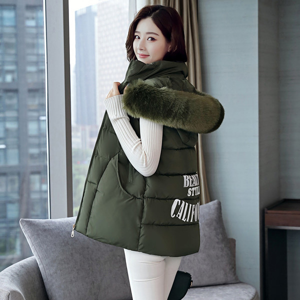 Σπορ κομψό γυναικείο γιλέκο με πολύ απαλή γούνα στην κουκούλα