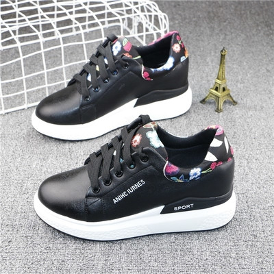 Γυναικεία αθλητικά παπούτσια με άνθη σε ελαφριά και σκοτεινή έκδοση