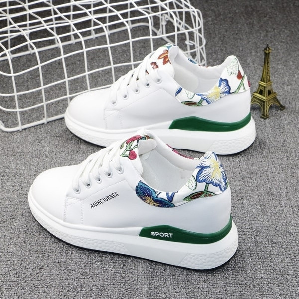 Γυναικεία αθλητικά παπούτσια με άνθη σε ελαφριά και σκοτεινή έκδοση