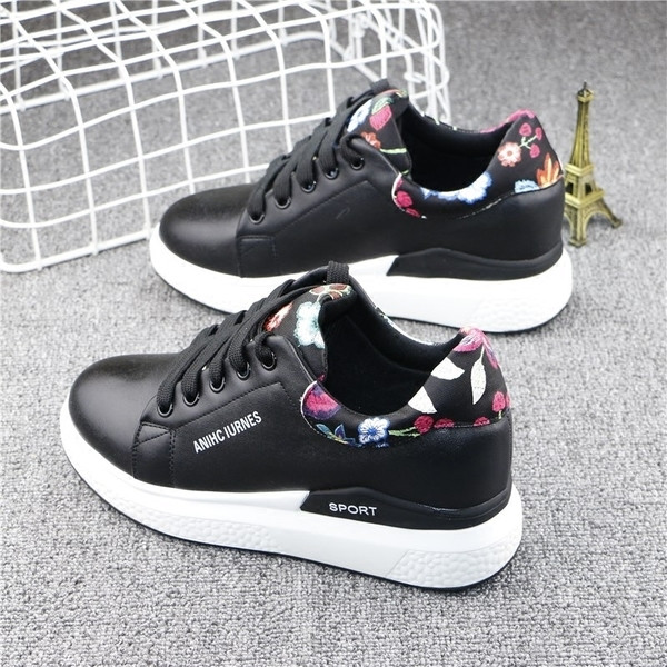 Γυναικεία αθλητικά παπούτσια με άνθη σε ελαφριά και σκοτεινή έκδοση