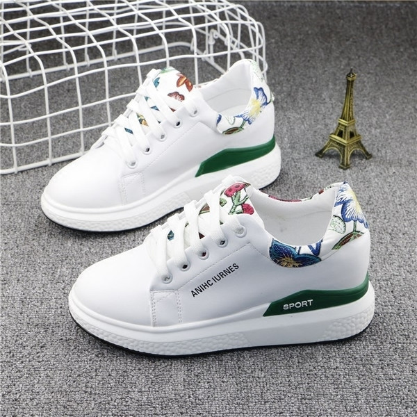 Γυναικεία αθλητικά παπούτσια με άνθη σε ελαφριά και σκοτεινή έκδοση