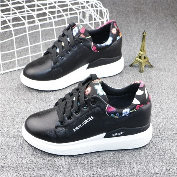 Γυναικεία αθλητικά παπούτσια με άνθη σε ελαφριά και σκοτεινή έκδοση