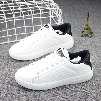 Απλά γυναικεία παπούτσια με χαμόγελο στο πίσω μέρος