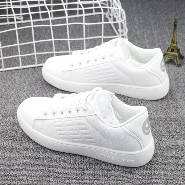 Απλά γυναικεία παπούτσια με χαμόγελο στο πίσω μέρος