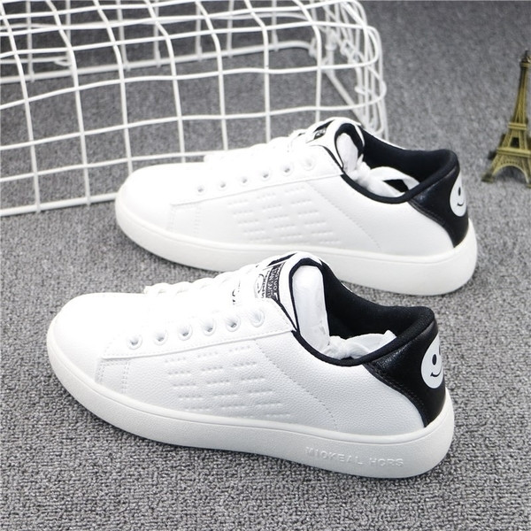 Απλά γυναικεία παπούτσια με χαμόγελο στο πίσω μέρος