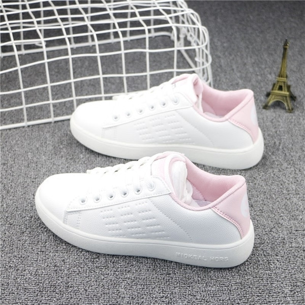 Απλά γυναικεία παπούτσια με χαμόγελο στο πίσω μέρος