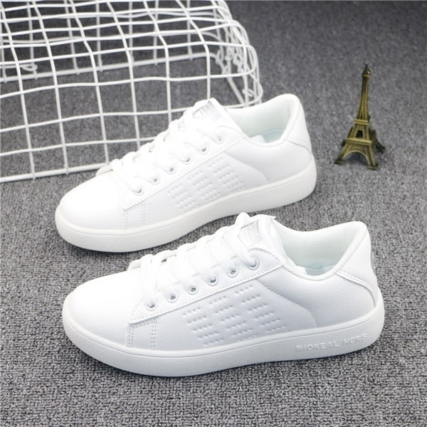 Απλά γυναικεία παπούτσια με χαμόγελο στο πίσω μέρος