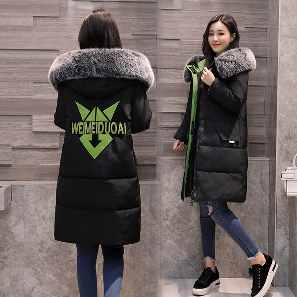 Γυναικείο ζεστό χειμωνιάτικο μακρύ μπουφάν με εκτύπωση στην πλάτη και μαλακή γούνα στην κουκούλα