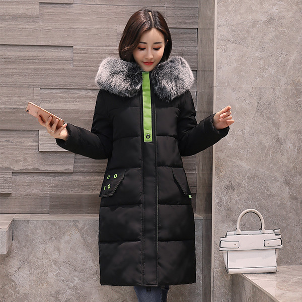 Γυναικείο ζεστό χειμωνιάτικο μακρύ μπουφάν με εκτύπωση στην πλάτη και μαλακή γούνα στην κουκούλα