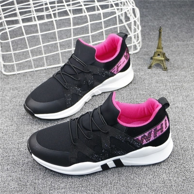 Σύγχρονα γυναικεία αθλητικά παπούτσια - αναπνεύσιμα με ενδιαφέρουσες εφαρμογές