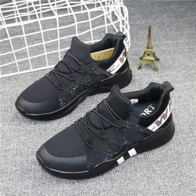 Σύγχρονα γυναικεία αθλητικά παπούτσια - αναπνεύσιμα με ενδιαφέρουσες εφαρμογές