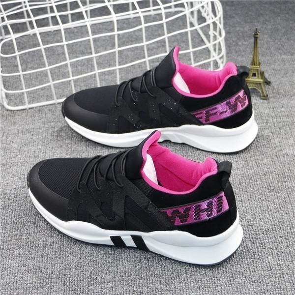 Σύγχρονα γυναικεία αθλητικά παπούτσια - αναπνεύσιμα με ενδιαφέρουσες εφαρμογές