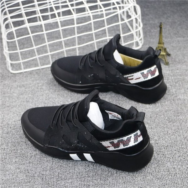 Σύγχρονα γυναικεία αθλητικά παπούτσια - αναπνεύσιμα με ενδιαφέρουσες εφαρμογές