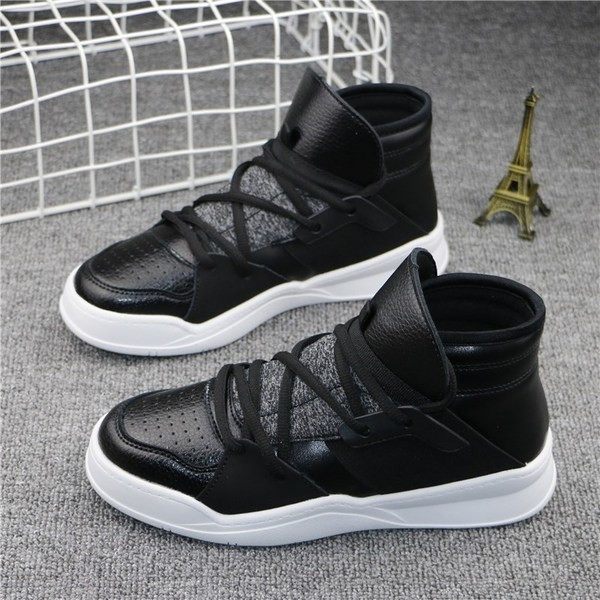 Дамски маратонки с връзки и голям език в небрежен стил