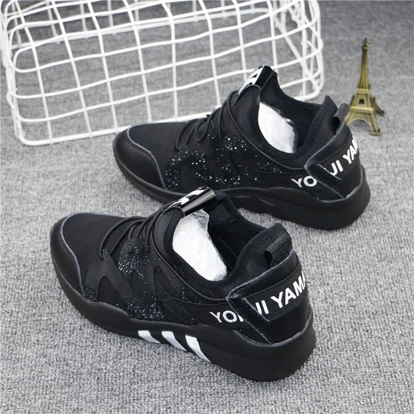 Αθλητικά γυναικεία παπούτσια με ενδιαφέροντα σχέδια