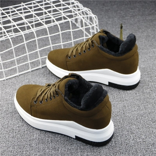 Γυναικεία αθλητικά  παπούτσια για το φθινοπώρο και το χειμώνα  σε  μαύρο και πράσινο χρώμα