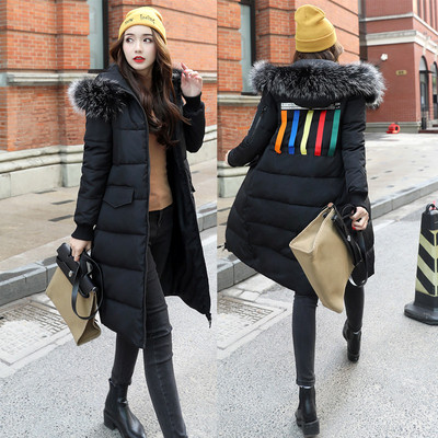 Μοντέρνο και κομψό μακρύ χειμωνιάτικο γυναικείο μπουφάν με μοτίβο στι πλάτη και με κουκούλα