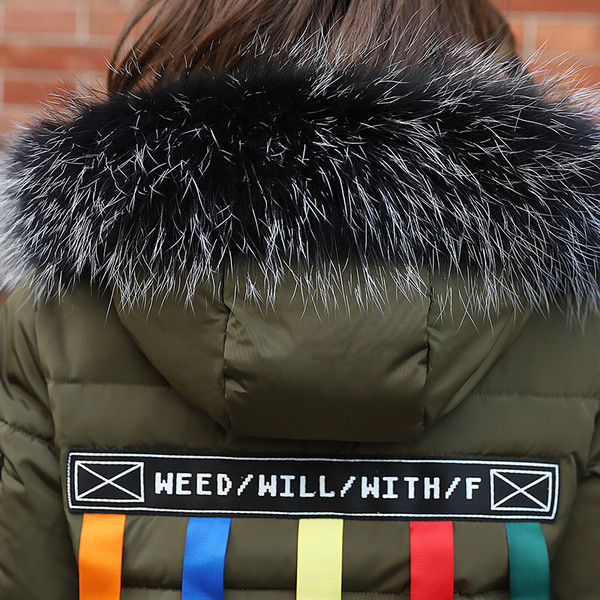 Актуално и много стилно дамско дълго зимно яке с шарена апликация на гърба и пух по качулката