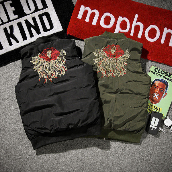 Άνετό ανδρικό ζεστό  γιλέκο με κεντήματα στην πλάτη